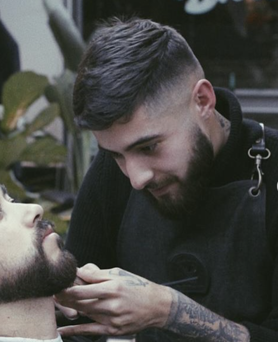 Felipe Seguel realizando un corte de cabello